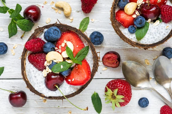 Vegan Leite Coco Chia Sementes Pudim Com Bagas Frescas Nozes — Fotografia de Stock