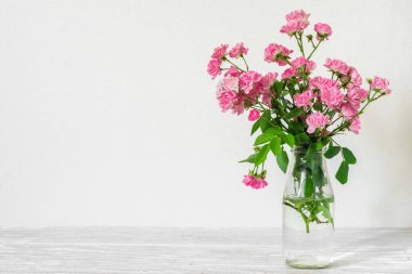 Güzel bir buket pembe gül çiçek ile natürmort. tatil ya da düğün arka plan kopya alanı ile. doğa kavramı