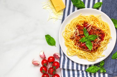 Makarna spagetti bolognese Mutfak havlu üzerinde beyaz mermer masa üzerinde beyaz bir tabakta. sağlıklı gıda. kopya alanı ile üstten görünüm