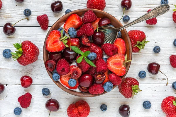 Mangkuk Berry Musim Panas Dengan Yogurt Atau Puding Chia Dengan — Stok Foto