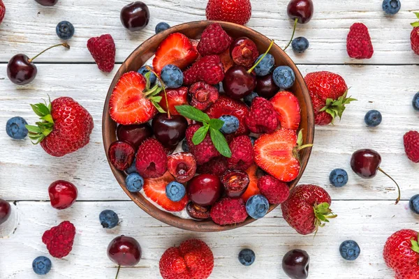 Tál Nyári Bogyók Joghurtot Vagy Chia Puding Friss Málna Eper — Stock Fotó