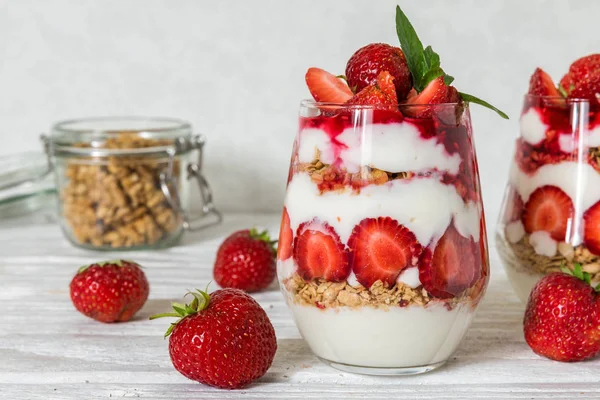 Hausgemachtes Joghurt Parfait Mit Müsli Und Erdbeere Gläsern Auf Weißem — Stockfoto