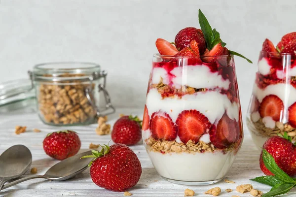 Gesundes Fruchtjoghurt Parfait Mit Müsli Minze Und Frischen Himbeeren Glas — Stockfoto