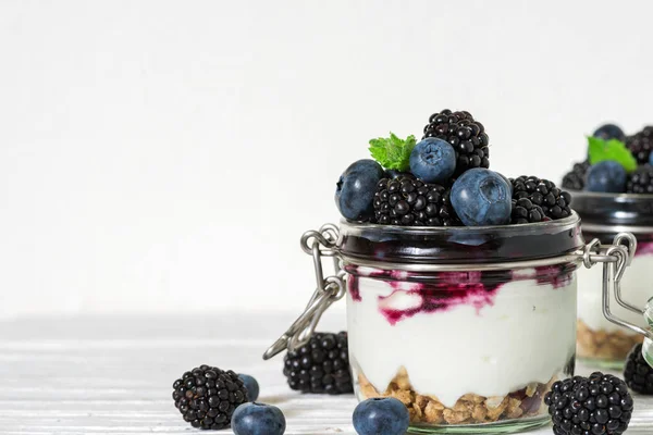 Gesunder Beerenjoghurt Mit Frischen Blaubeeren Brombeeren Müsli Und Minze Gläsern — Stockfoto