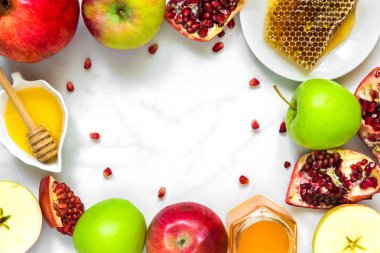 çerçeve tatlım, elma ve nar yapılmış. Yahudi yeni yıl tatili, Rosh Hashanah geleneksel gıda. kopya alanı ile üstten görünüm