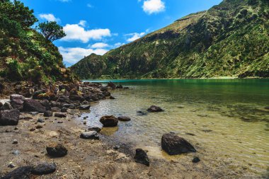 Azores, Portekiz. Güneşli bir günde San Miguel Adası nda dağlar arasında Fogo yapmak güzel göl lagoa