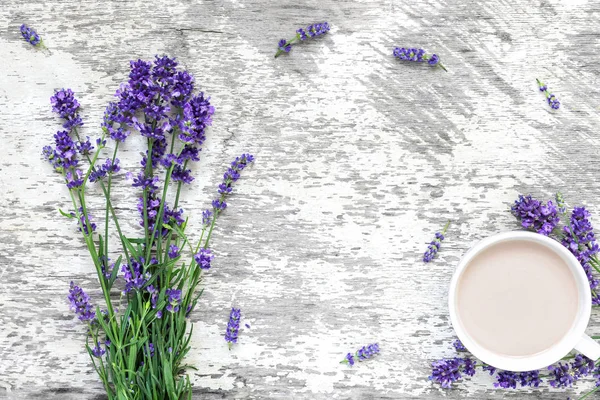 Lavendel Bloemen Boeket Met Kopje Cappuccino Frame Gemaakt Van Bloemen — Stockfoto