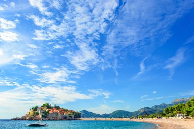 Sveti Stefan Adası ile bir güzel yaz günü, Karadağ Beach'te Budva'nın. seyahat hedef