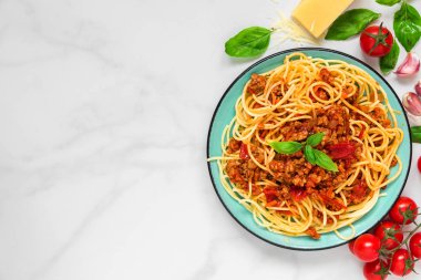Makarna spagetti bolognese beyaz mermer masada mavi tabakta. sağlıklı gıda. yukarıdan kopya alanı ile göster