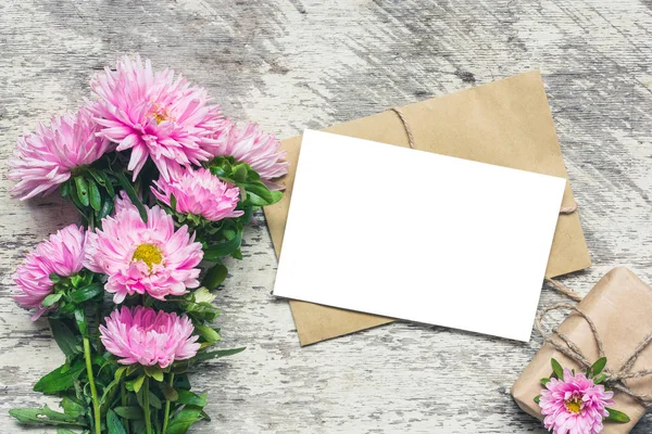 Blank Vit Gratulationskort Med Rosa Aster Blommor Och Presentförpackning Över — Stockfoto