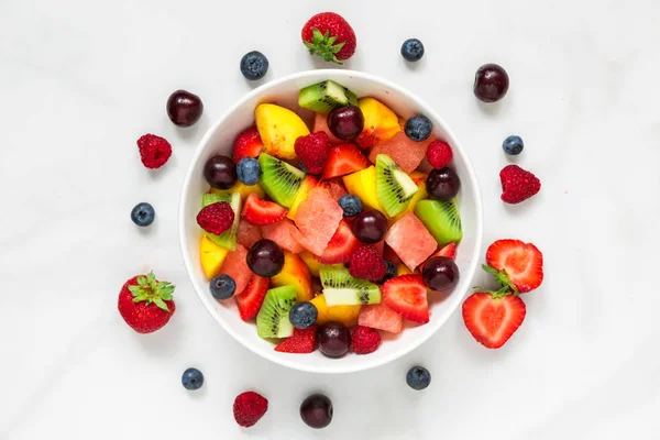 Gesundes Frisches Obst Und Beerensalat Einer Schüssel Auf Weißem Marmorhintergrund — Stockfoto