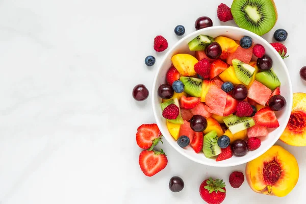 Schüssel Mit Gesundem Frischem Obstsalat Auf Weißem Marmorhintergrund Gesunde Ernährung — Stockfoto