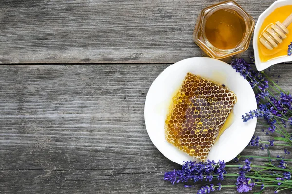 Madu Dengan Bunga Lavender Dan Sarang Madu Atas Meja Kayu — Stok Foto