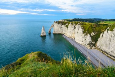 kayalıklarla Aval ve iğne Etretat ve gelgit sırasında güzel ünlü sahil şeridi. Normandy, Fransa, Europe