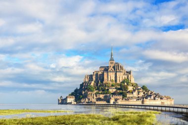 Le Mont Saint Michel manastırına adayı gündoğumu Normandy, Kuzey Fransa, Avrupa üzerinde
