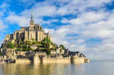 Mont Saint Michel manastırına adayı gündoğumu Normandy, Kuzey Fransa, Avrupa üzerinde