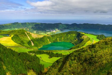 Azores, Portekiz. Güzel bir sabah San Miguel Adası nda dağlardan volkanik göl manzarası