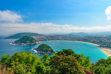Bir güzel yaz günü, Bask bölgesinde, İspanya La Concha Beach'te ile San Sebastian veya Donostia havadan görünümü