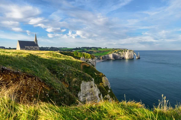 Etretat Normandia Francja Klify Kościół Piękne Nadbrzeże Podczas Odpływu Wschodzie — Zdjęcie stockowe