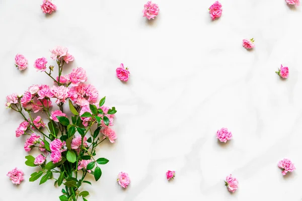 Букет Розовых Цветов Рамкой Цветочных Бутонов Копировальным Местом Белом Мраморном — стоковое фото