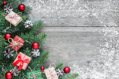 köknar şube, dekorasyon, hediye kutuları ve çam kozalakları karla kaplı rustik ahşap masa üzerinde Noel arka plan yaptı. Düz yatıyordu. kopya alanı ile üstten görünüm