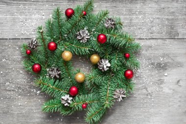 Rustik ahşap masa süslemeleri ile Noel ve yeni yıl çelenk karla kaplı. üstten görünüm. düz lay