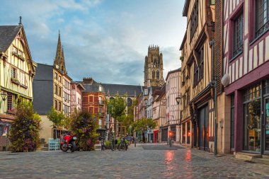Rouen, Fransa. Place du Teğmen-Aubert famos eski normandy binalar ile kimse
