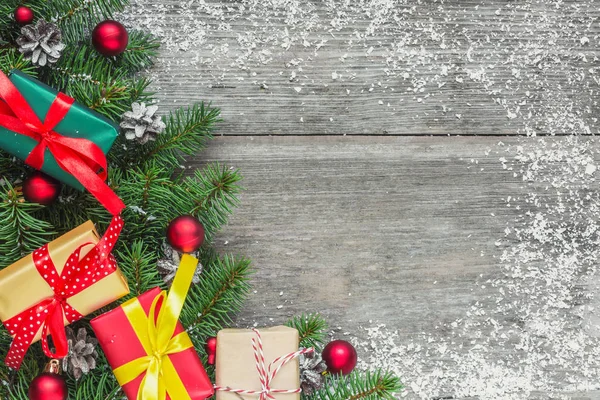 Vánoční Pozadí Jedle Větví Dekorace Dárkové Krabičky Šišky Rustikální Dřevěný — Stock fotografie