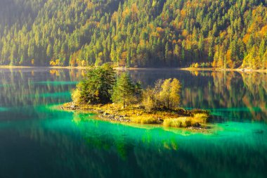 Göl Eibsee Grainau, Bavyera Alpleri, Almanya Sunrise güzel adada
