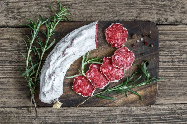 Salame Fatiado Com Especiarias Alecrim Tábua Corte Madeira Sobre Mesa — Fotografia de Stock