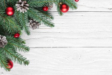 köknar şube, süslemeleri, kırmızı meyveler ve çam kozalakları Beyaz ahşap masa üzerinde Noel arka plan yaptı. Düz yatıyordu. kopya alanı ile üstten görünüm