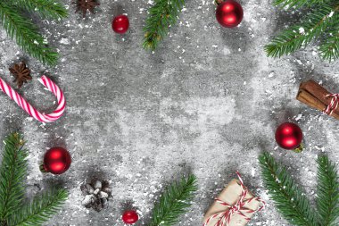Noel çerçeve köknar şube, Yıldız anason, süslemeleri, şeker, kırmızı meyveler ve çam kozalakları karanlık taş zemin üzerine yaptı. Xmas arka plan. Düz yatıyordu. kopya alanı ile üstten görünüm