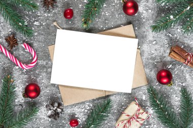 Noel tebrik kartı çerçevesindeki köknar şube, Yıldız anason, süslemeleri ve çam kozalakları taş zemin üzerine yapılan karla kaplı. Xmas arka plan. kadar alay et. Düz yatıyordu. kopya alanı ile üstten görünüm
