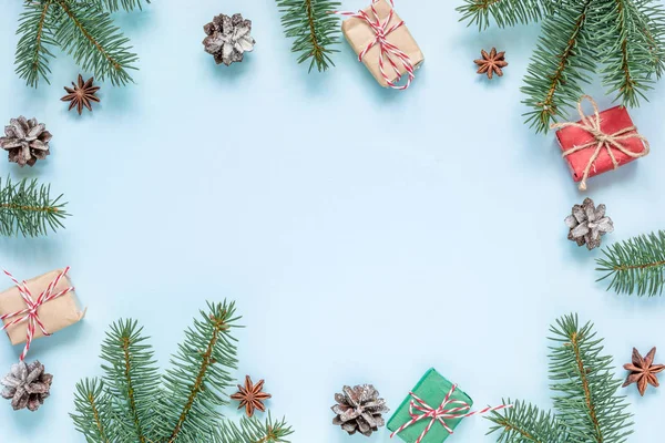 Christmas Sammansättning Stomme Fir Grenar Stjärnanis Dekorationer Presentaskar Och Kottar — Stockfoto