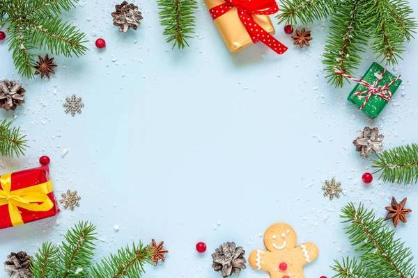 크리스마스 프레임 전나무 상자와 파란색 배경에 소나무 크리스마스 배경입니다 플랫이 — 스톡 사진