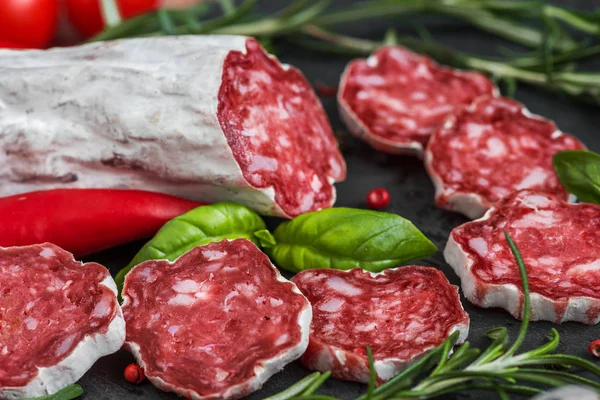 Franse Salami Met Rozemarijn Knoflook Chilipeper Peperkorrels Zwarte Leisteen Achtergrond — Stockfoto