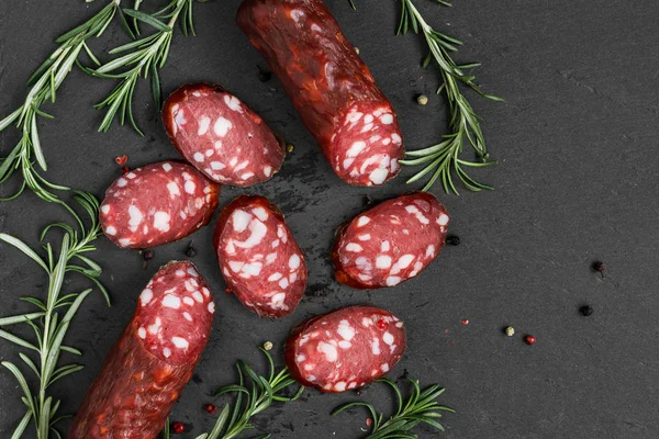 Salame Fumado Fundo Ardósia Preta Enchidos Com Alecrim Pimenta Vista — Fotografia de Stock