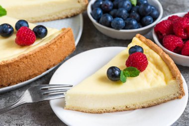 New York cheesecake taze çilek ile ve nane taş zemin üzerine çatal ile dilim. yakın çekim. lezzetli kahvaltı