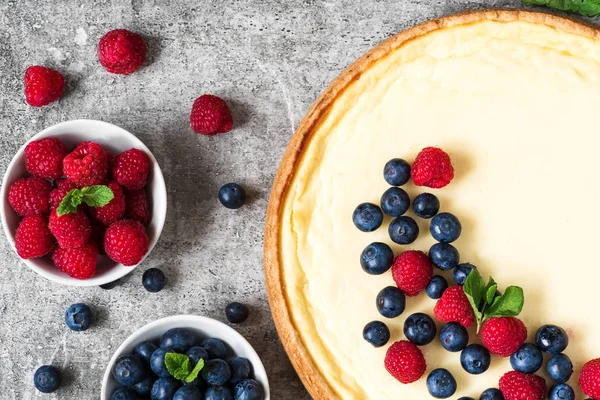 Homemade Cheesecake Fresh Raspberries Blueberries Mint Concrete Background Top View — Stock Photo, Image