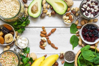 Potasyum Gıda kaynağı olarak kuru kayısı, avokado, fasulye, kabak ve chia tohum, muz, fındık, ıspanak. üstten görünüm. düz lay
