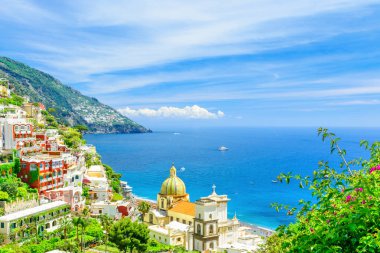 güzel bir güneşli gün Amalfi coast, Campania, İtalya için Positano şehir manzarası