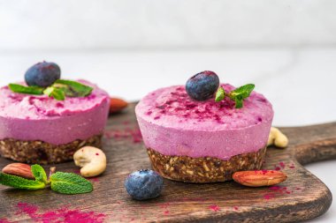 çiğ vegan yaban mersini ve acai mahun cevizi kek ahşap bir gemide. sağlıklı tatlı. yakın çekim