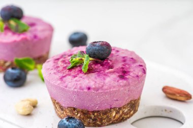 ham yaban mersini ve acai vegan cheesecakes taze çilek, nane, fındık ile. sağlıklı vegan gıda kavramı. yakın çekim