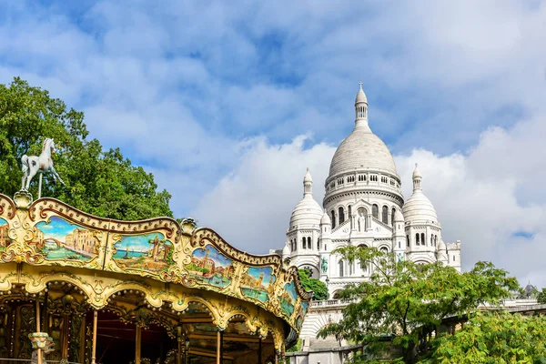 Bazilikası Sacre Coeur Montmartre içinde güneşli günde Paris, Fransa'da atlıkarınca ile