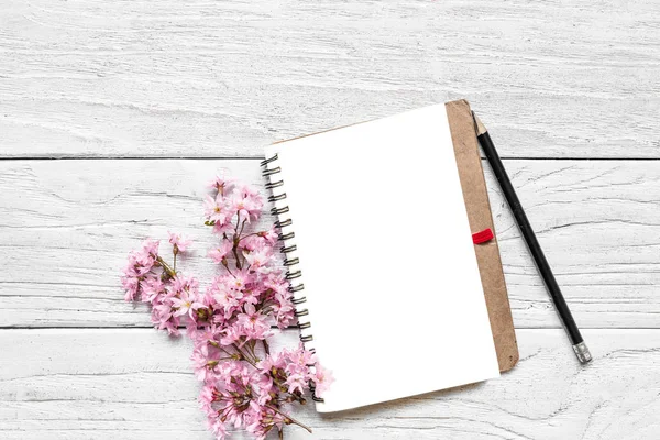 Mock Notebook Papel Branco Com Ramos Primavera Florescendo Rosa Cereja — Fotografia de Stock