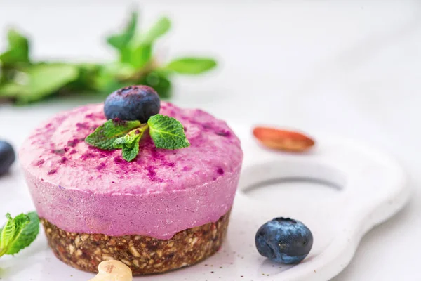 Torta Anacardi Vegan Mirtillo Acai Con Bacche Fresche Menta Noci — Foto Stock