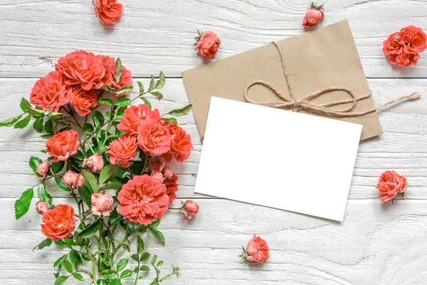 Tarjeta Felicitación Blanco Con Ramo Flores Rosa Color Coral Vivo — Foto de Stock