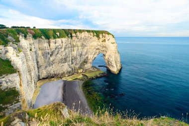 kayalıklarla Aval Etretat, Normandy, Fransa, Avrupa gündoğumu ünlü sahil şeridine