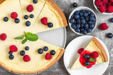 Klasik Cheesecake reçelli taş zemin üzerine, üstten görünüm dilimlenmiş. lezzetli kahvaltı