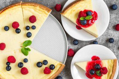 iki dilim taze ahududu, yaban mersini, reçel ve beton zemin üzerine nane ile pasta peynirli kek. Üstten Görünüm. lezzetli kahvaltı